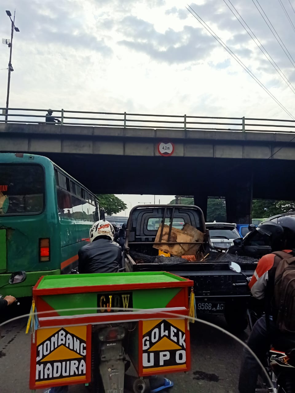 Hari Pertama PSBB Surabaya Raya, Waru Macet