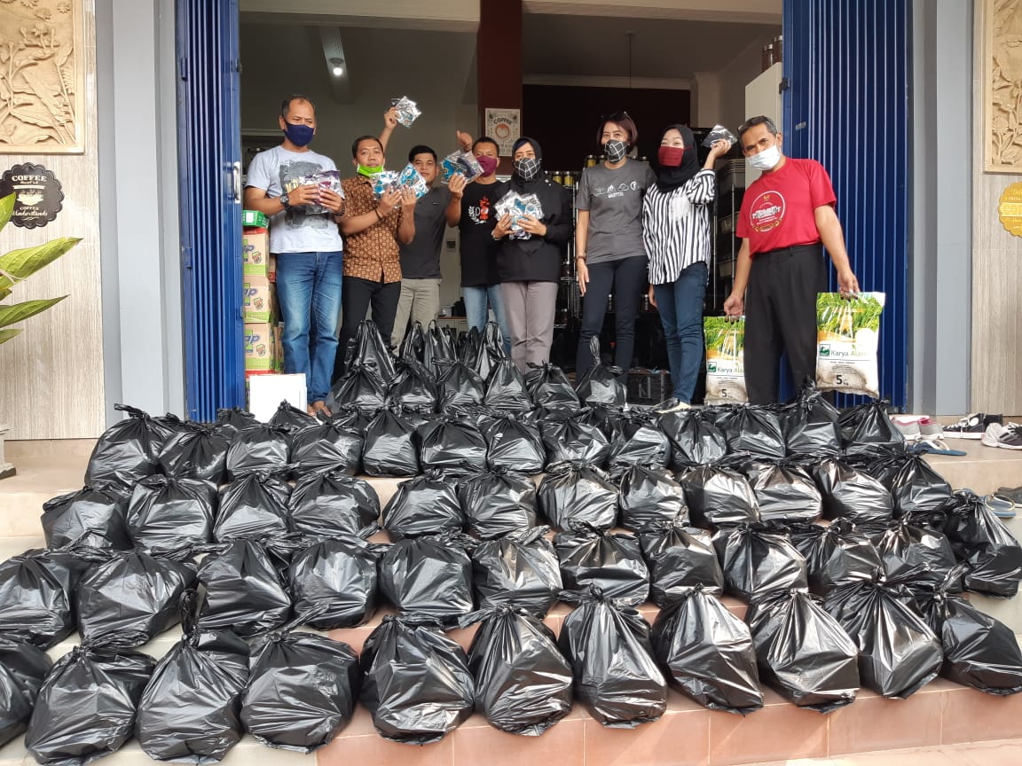 Dirikan Posko Covid-19, Politisi Demokrat Bagikan Ribuan Sembako Plus Kopi