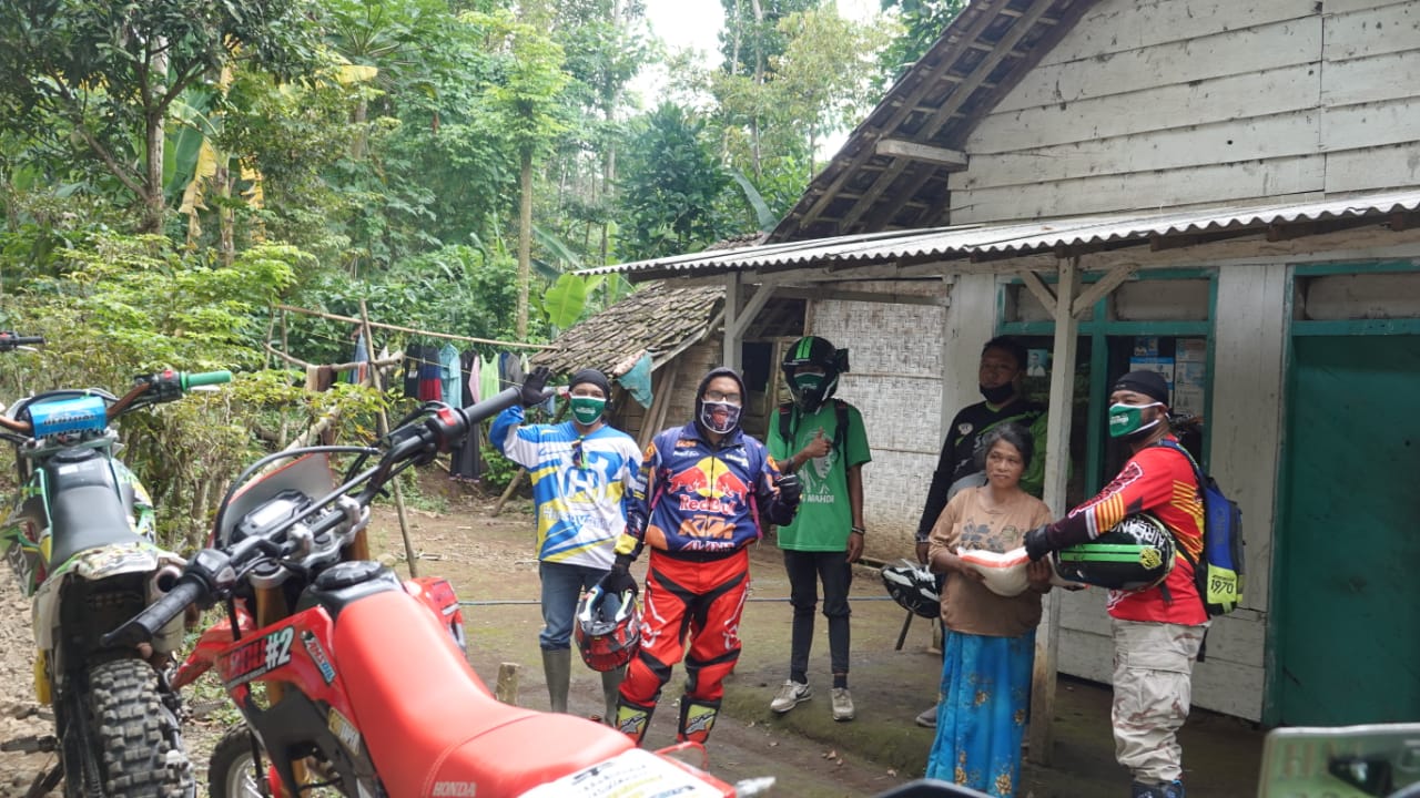 Gandeng Para Crosser, Mahdi Ngetrail Salurkan Bantuan