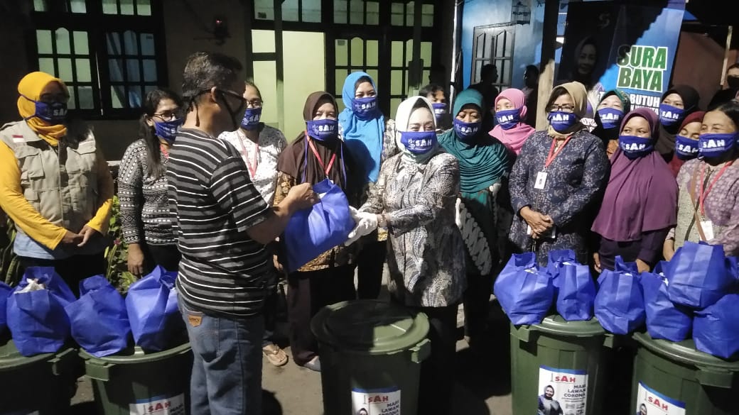 Ringankan Beban Masyarakat Terdampak Covid 19, Bu Henny Bagikan Sembako