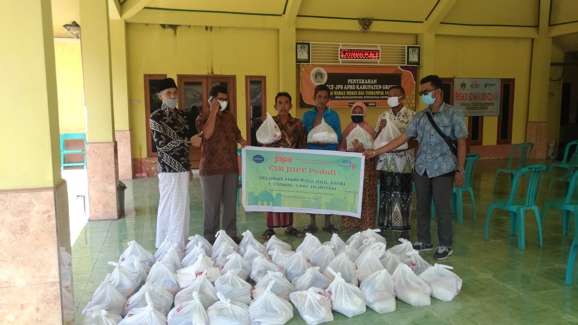 JIIPE Bagikan Bingkisan Lebaran untuk Yatim dan Dhuafa di 8 Desa
