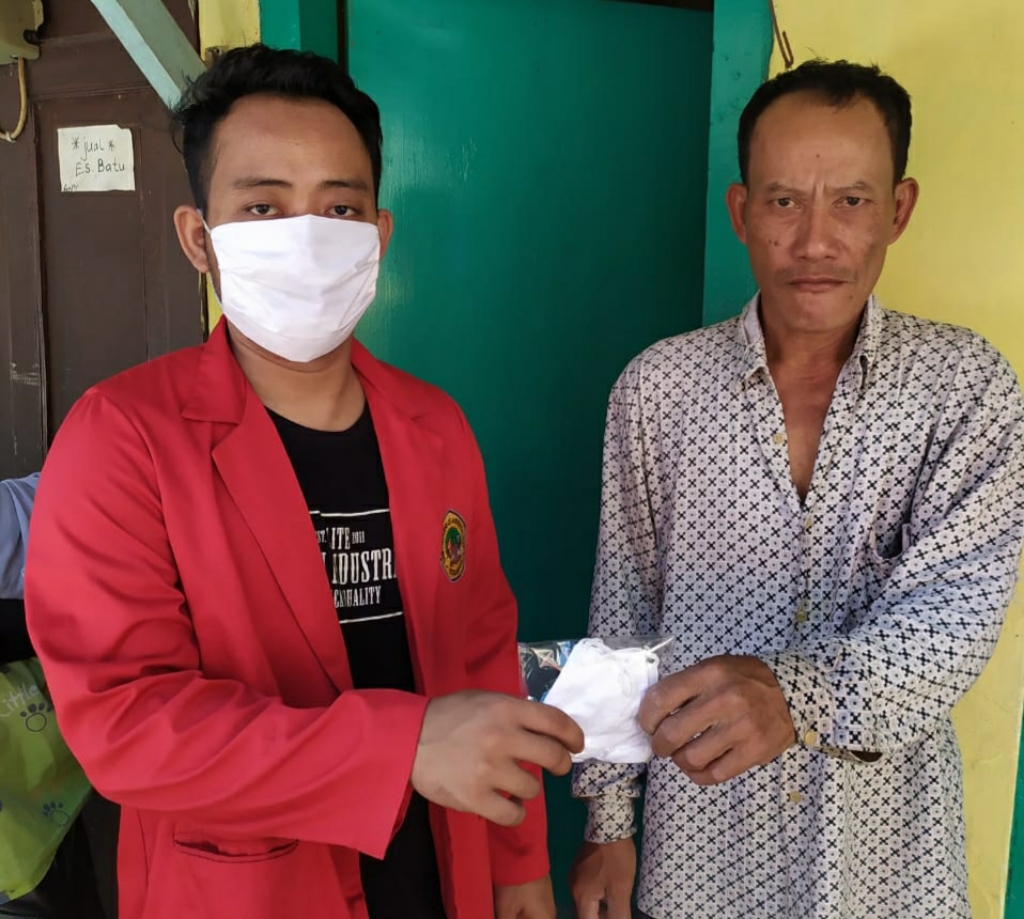 Laksanakan KKN, Mahasiswa UNTAG Ini Jadi Relawan Covid Dan Beri Bantuan Sembako