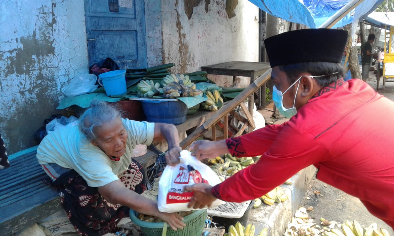 Baguna PDI Perjuangan Jatim Blusukan Pasar Sebar Masker