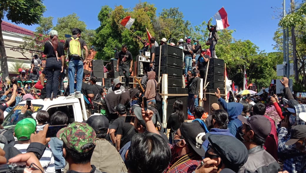 Pekerja Seni Geruduk Gedung DPRD Surabaya dan Pemkot