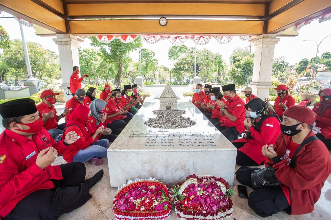 Peringati HUT RI, PDIP Surabaya Ziarah TMP Hingga Beri Penghargaan Veteran