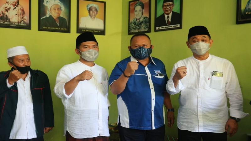 Politisi Demokrat Jatim Antar Yusuf - Riza Daftar ke KPU Banyuwangi