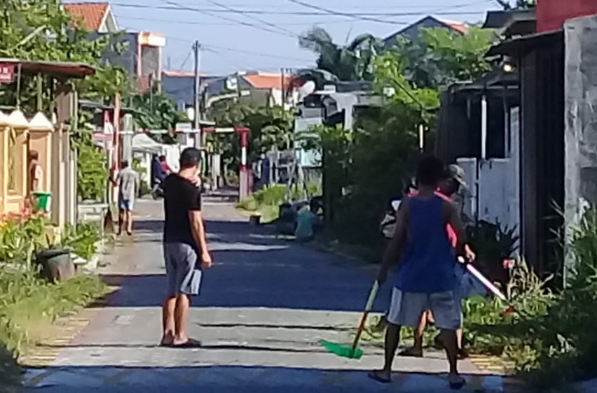 Warga Tambak Medokan Ayu Kerja Bakti dengan Protokol Kesehatan