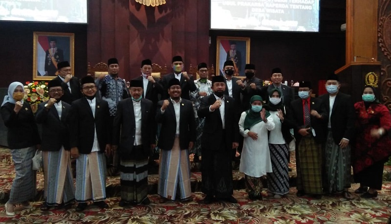 Anggota DPRD Jatim Berseragam Sarung