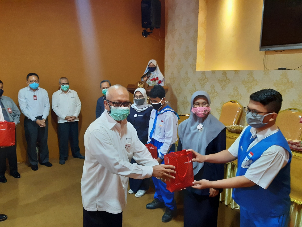 Yayasan Barunawati Biru Bagikan Beasiswa Kepada Anak Didik Berprestasi