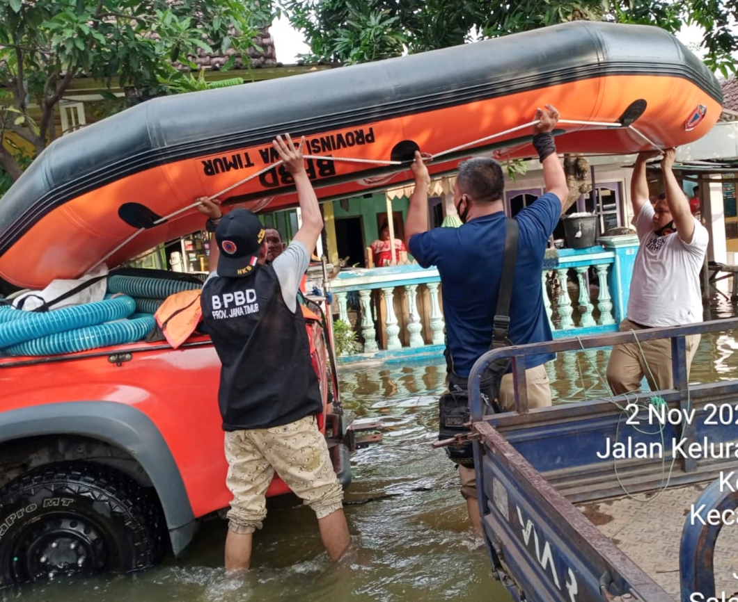 Banjir Pasuruan, Plt Kalaksa BPBD Jatim Kirim Perahu Karet dan Kunjungi Dapur Umum
