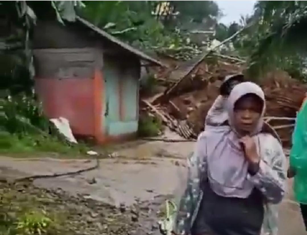 Longsor, Pacitan Butuh Bantuan Alat Berat
