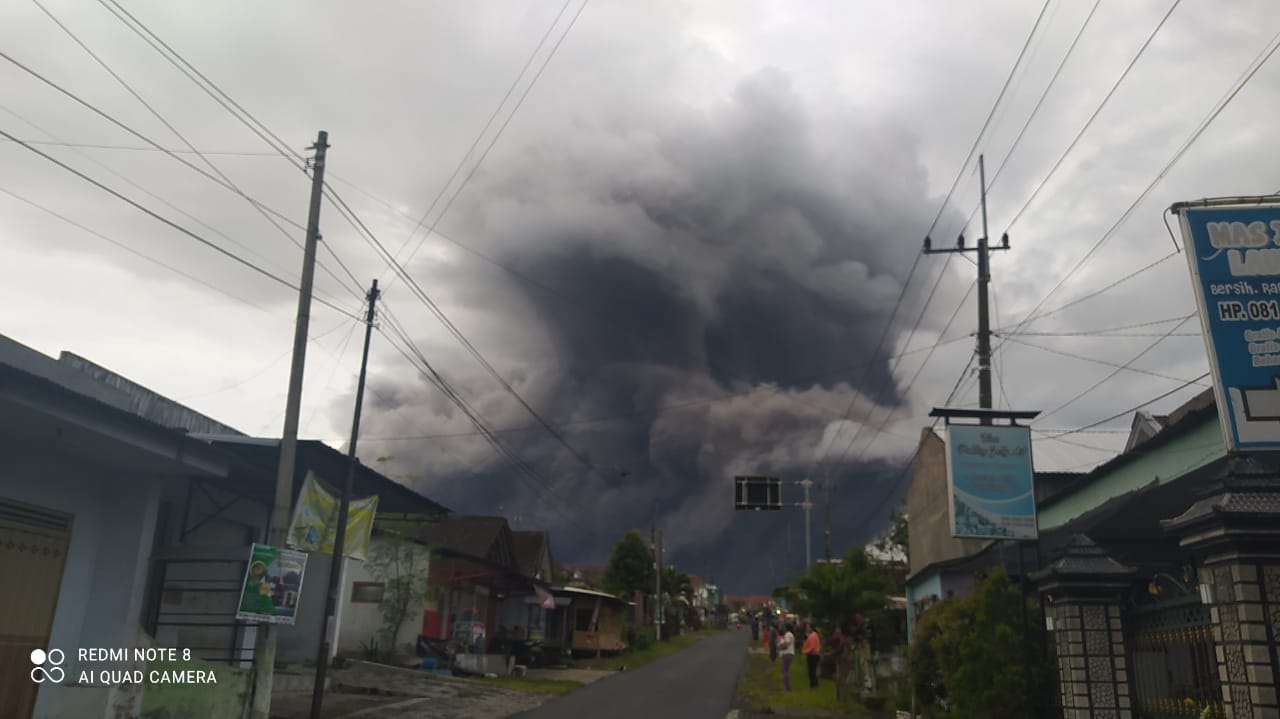 Semeru Meletus, Warga di Radius 1 Km Diimbau Waspada