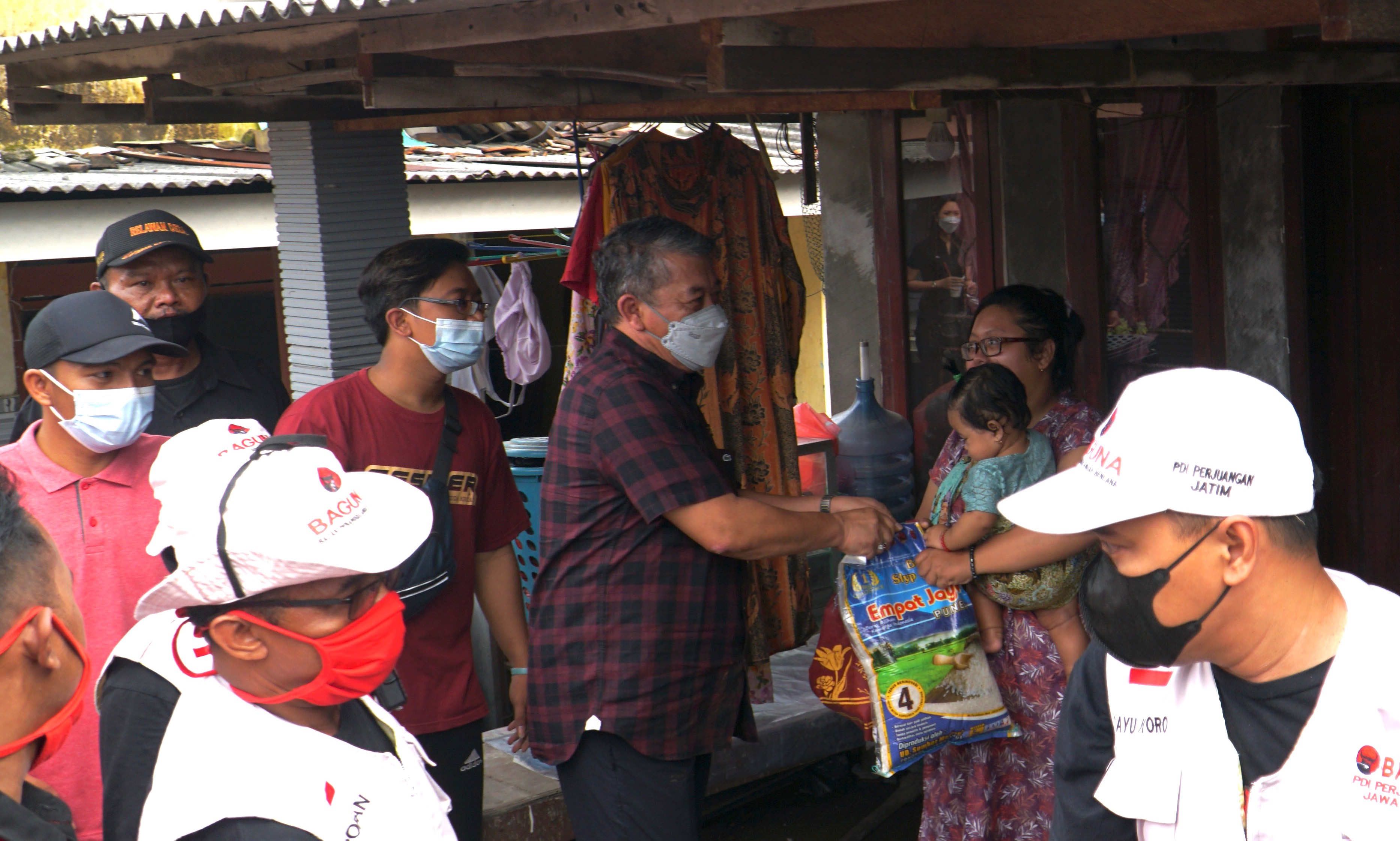 Peduli Korban Bencana, Ketua DPRD Jatim Bantu Warga Tanggulangin