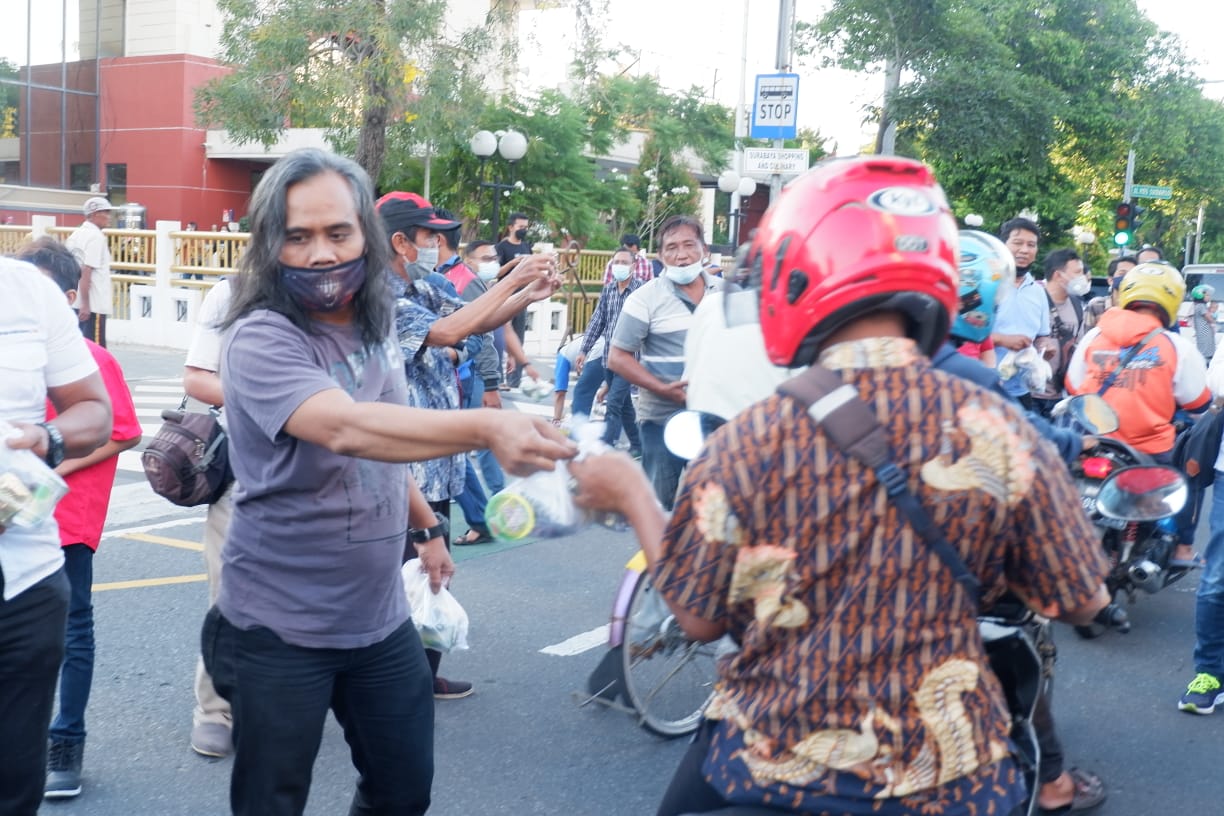 Ramadhan Berbagi, Pokja Wartawan DPRD Surabaya Bagi Takjil Dan Vitamin