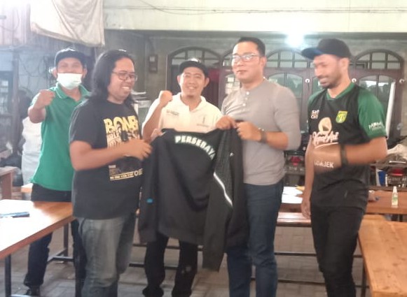 Ridwan Kamil Cangkruk Bareng Bonek