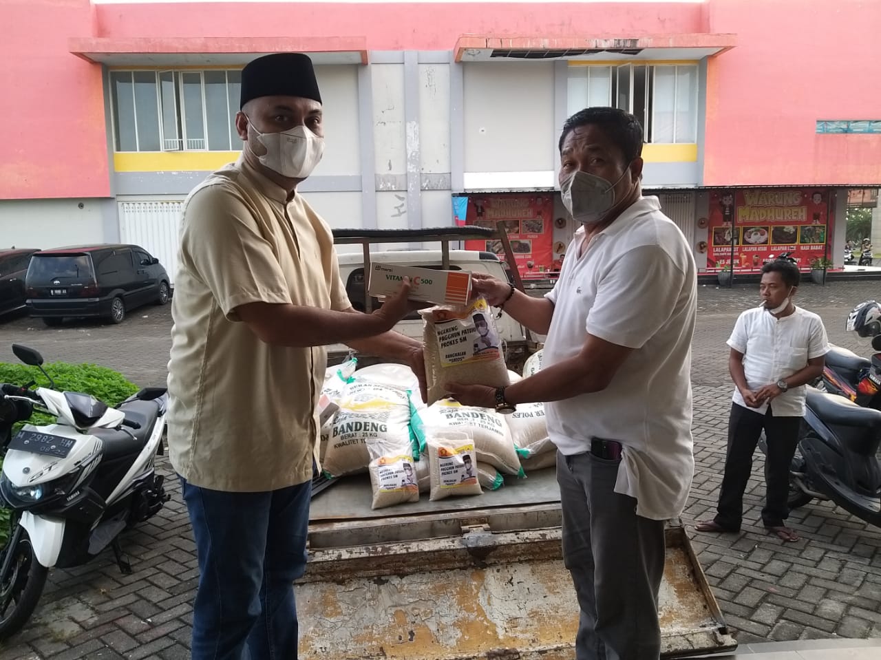 Abdul Halim Bagi-bagi Vitamin dan Sembako