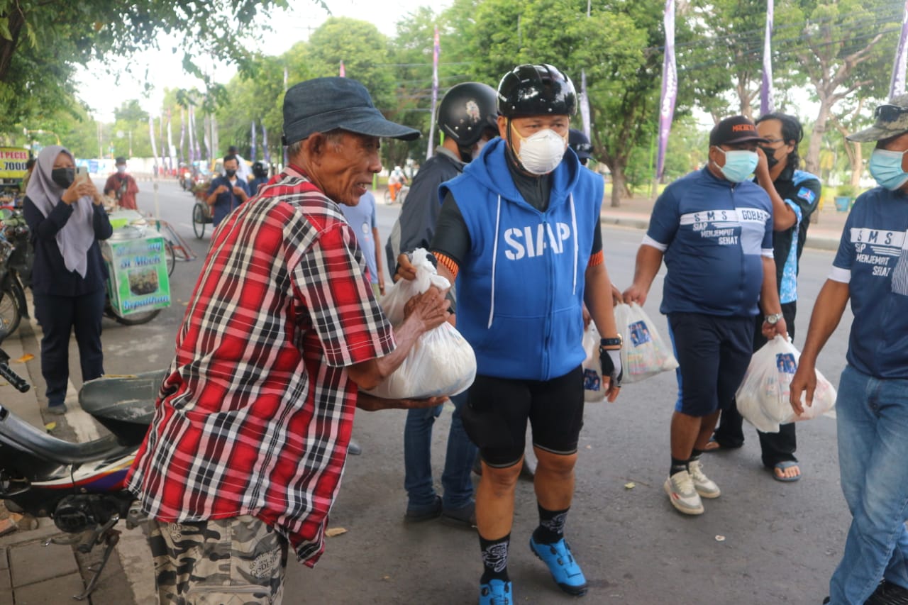 Dokter Agung Nggowes Bagikan Bantuan ke Warga Banyuwangi