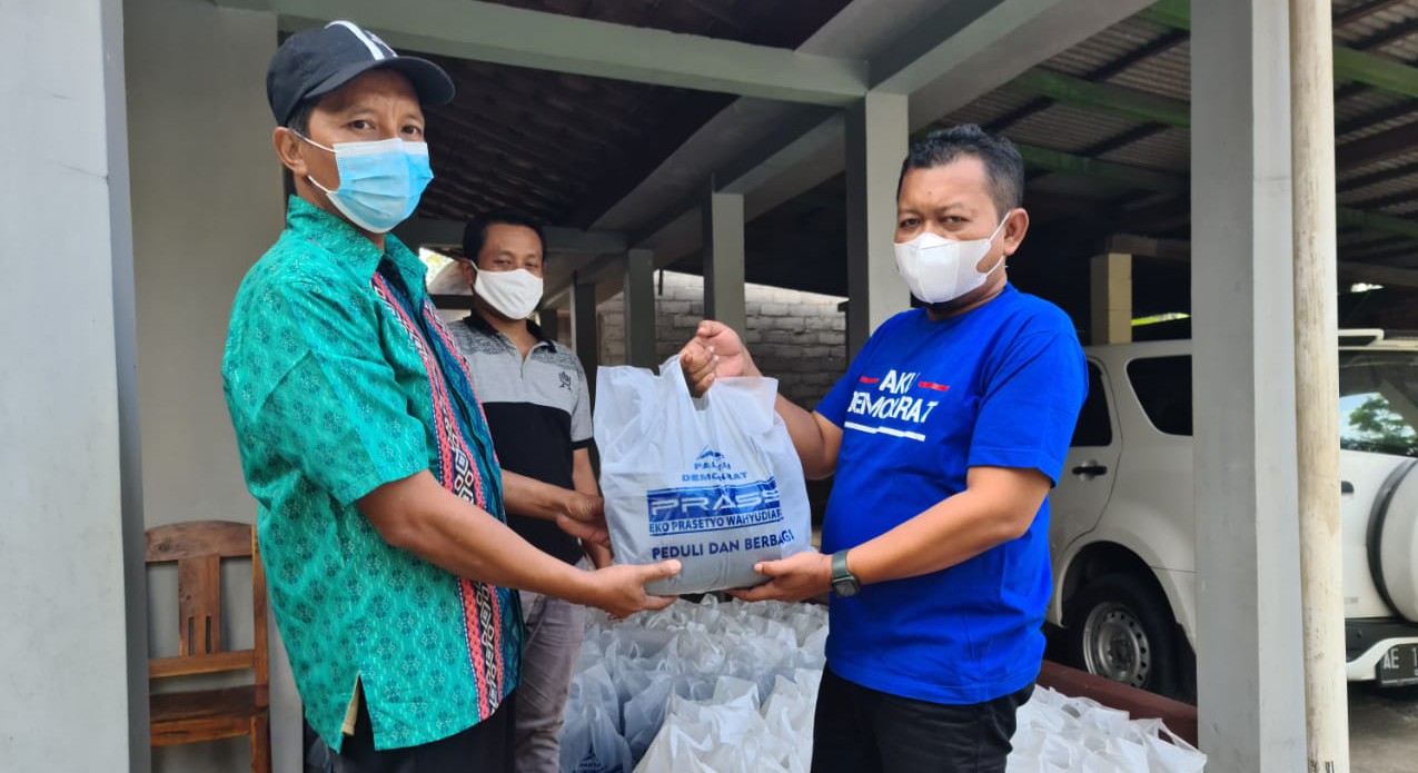Eko Prasetyo Bagi Bantuan Kemanusiaan di Pacitan