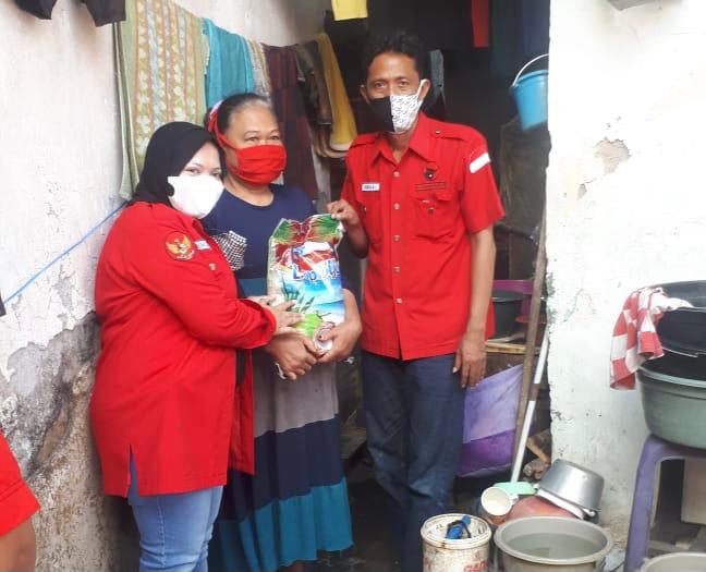 Kader PDIP Surabaya Bagikan Permakanan Ke Warga Membutuhkan