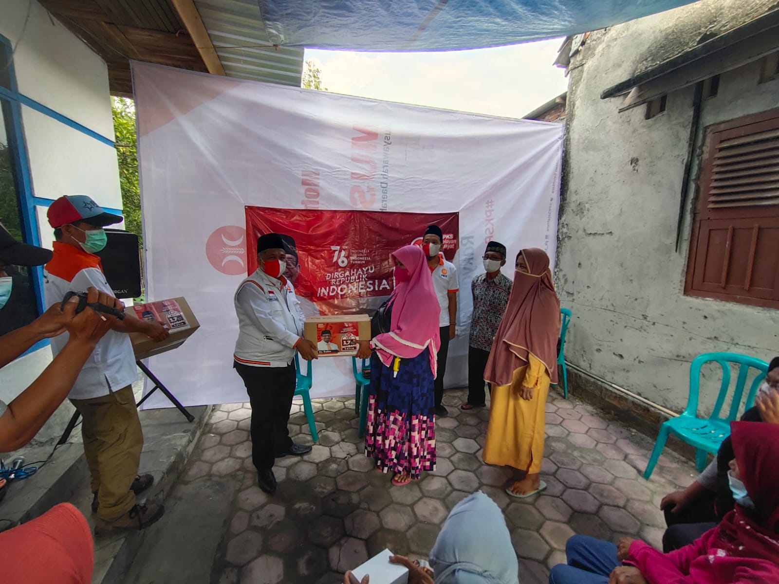 Roadshow Kemerdekaan, PKS Jatim Bagi-bagi Paket Sembako