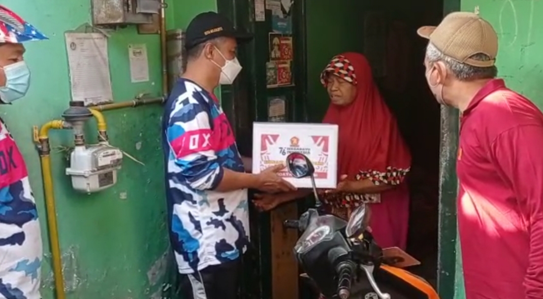 Politisi Gerindra Gowes Salurkan Sembako di Mojokerto