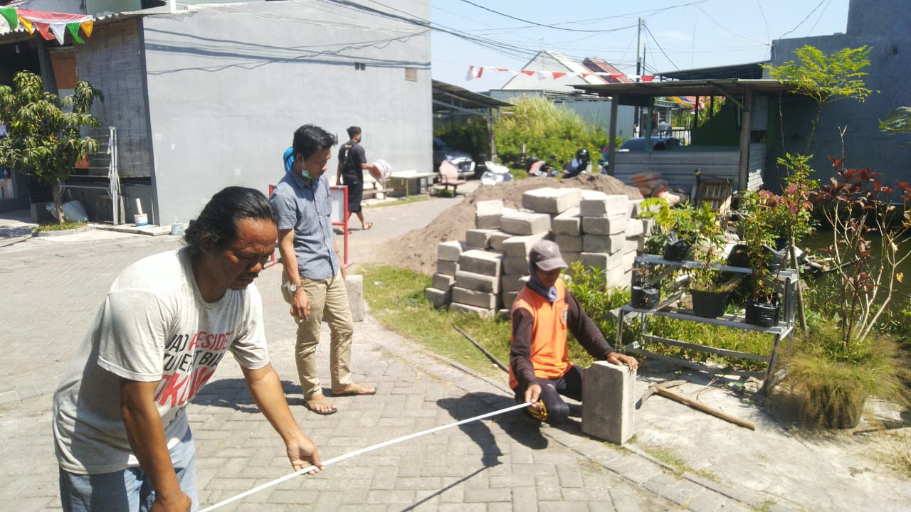 Warga Bangun Jalan dan Saluran Air di Tambak Medokan Ayu 3A