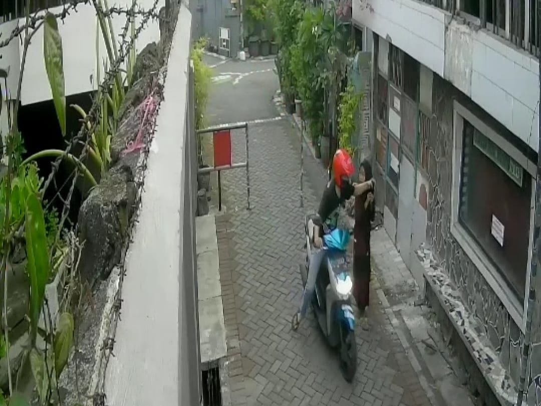 Jambret Jambangan Terekam CCTV, Sasar HP Anak