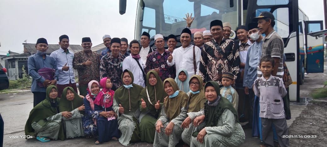 Jamaah Dalailul Khairat Tambak Oso Berbaiat ke Ponpes Fathul Ulum Kwagean