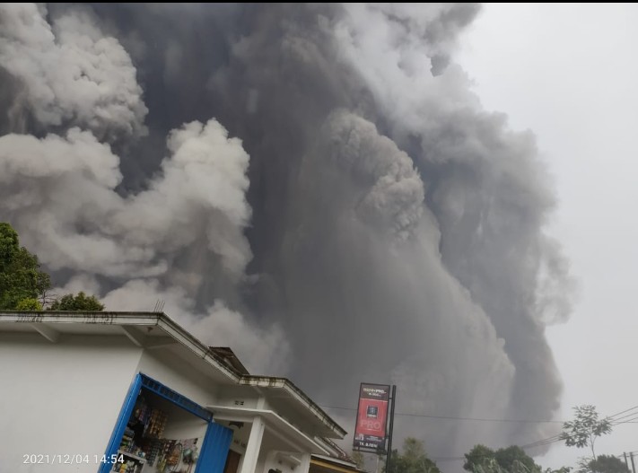 Gunung Semeru Erupsi, BNPB Kirim Bantuan Senilai Rp1,1 Miliar