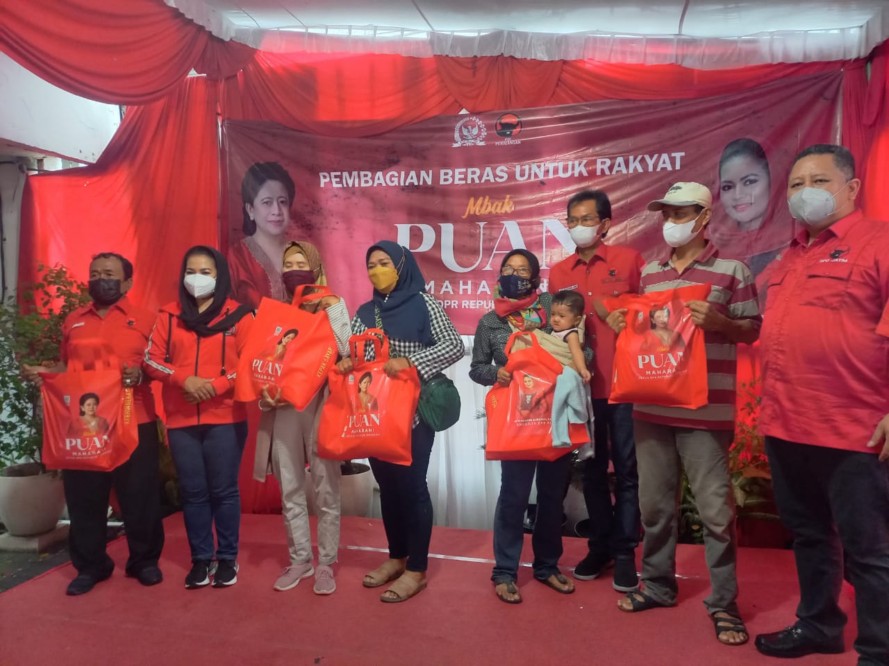 Beras Premium Mbak Puan Dengan Barcode Dibagi Di DPC PDIP Surabaya