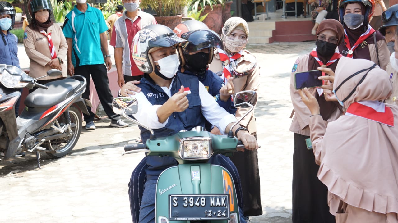 Dilan Dan Milea Versi Kota Mojokerto Berikan Bantuan Di Momen Jumat Berkah
