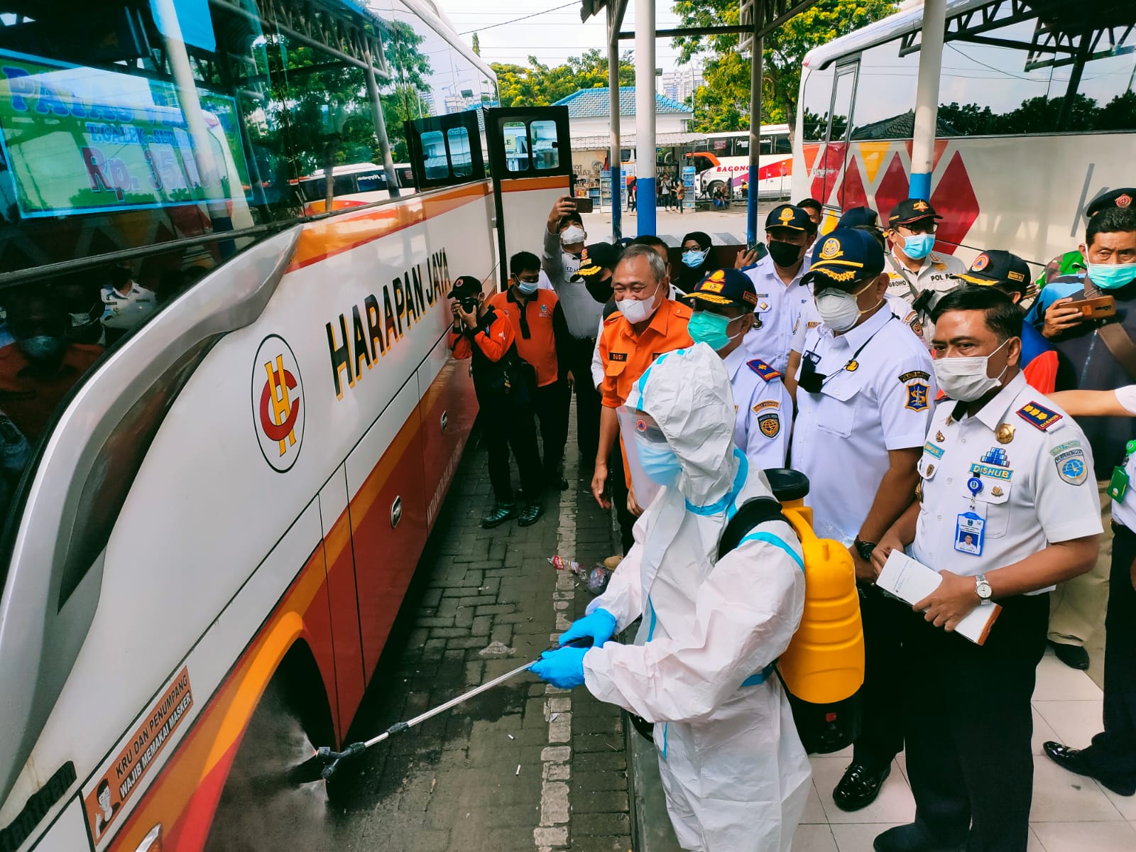 Cegah Penyebaran Omicron, BPBD Jatim Bareng Dishub Sterilisasi Terminal Purabaya