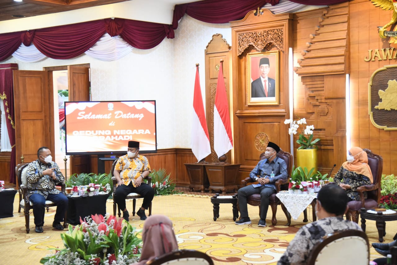 Ini Alasan KAHMI Jatim Beri Sertifikat Kehormatan untuk Gubernur Khofifah