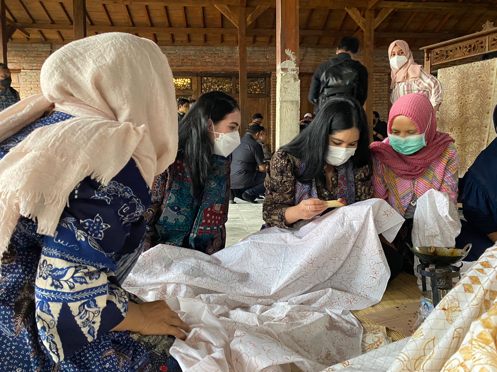 AHY Ajak Annisa Pohan Belajar Membatik di Madura