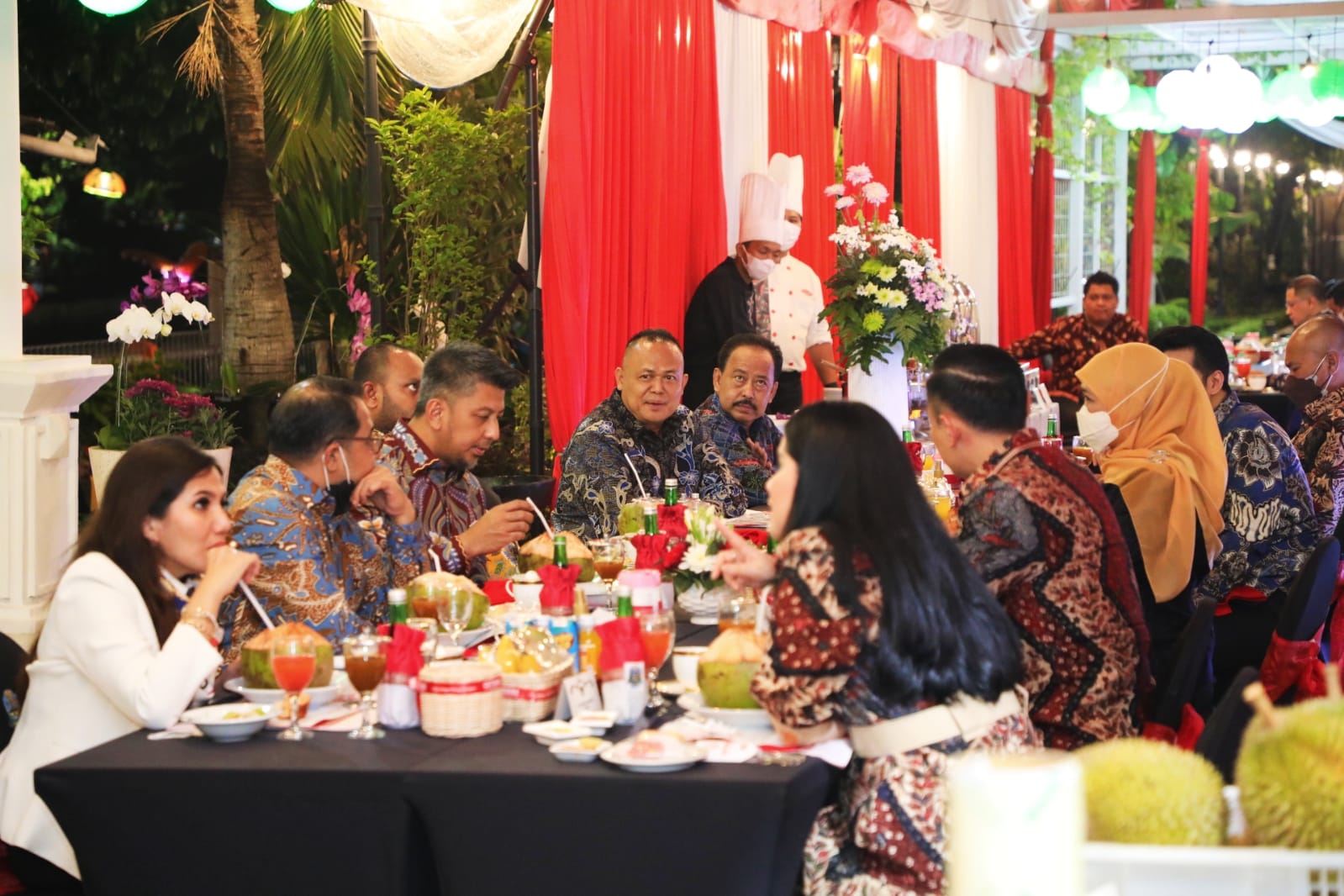 Sambil Makan Durian, AHY Puji Terobosan Program Desa Devisa Milik Khofifah-Emil