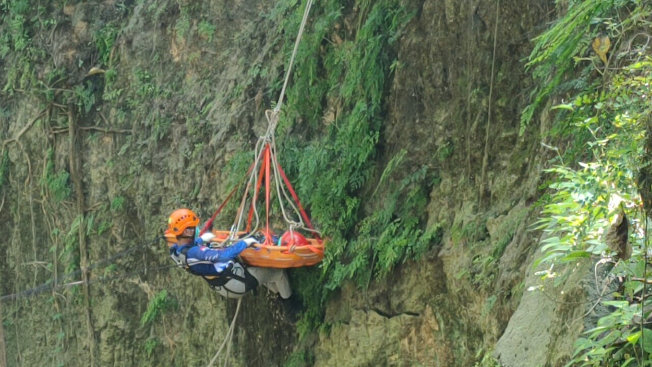 161 Baret Rescue NasDem Jatim Digembleng di Laguna Wego Lamongan