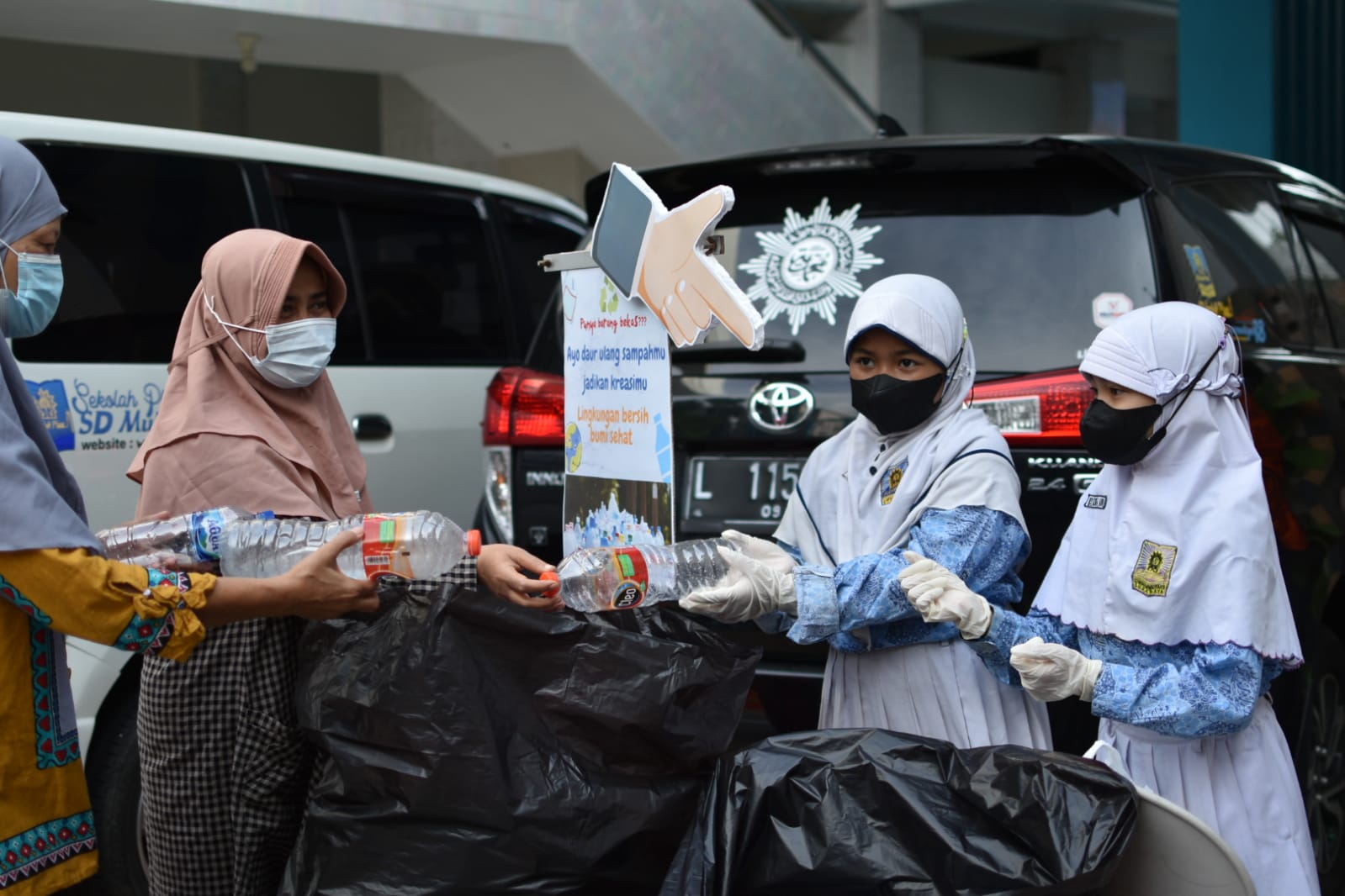 Harga Minyak Melonjak, Siswa SDM 18 Bagikan 400 Paket Sembako