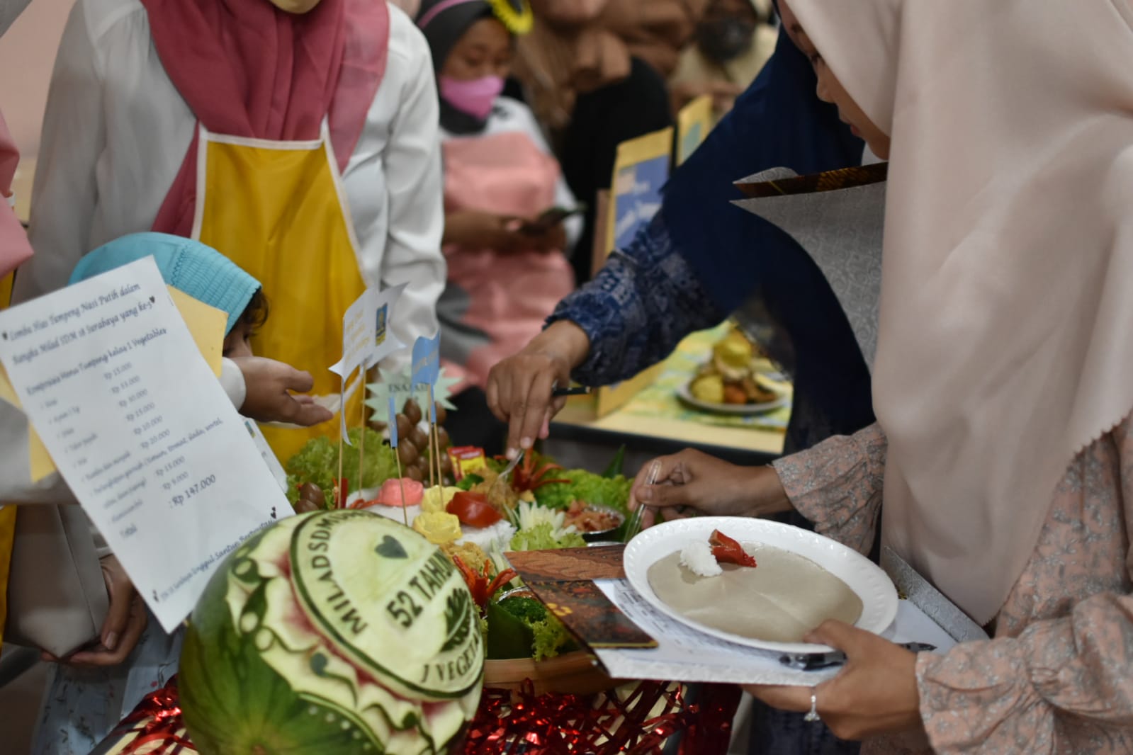 Rayakan Milad Ke-52, Wali Murid SDM 18 Ikuti Lomba Hias Tumpeng