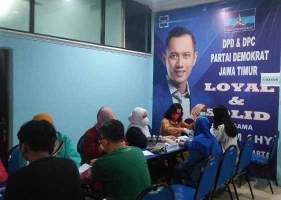 Warga Surabaya Antusias Ikut Vaksinasi Booster di Demokrat Jatim