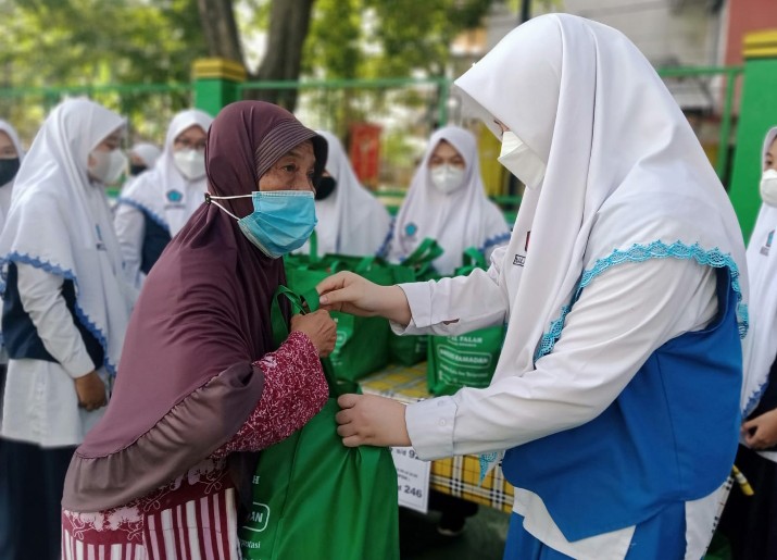 Berbagi Kebahagian Ramadan, SMP Al Falah Deltasari Sidoarjo Bagikan 400 Peket Sembako