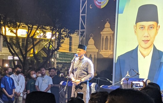 Demi Bertemu AHY, Emak-emak Rela Motoran dari Ambulu ke Alun-Alun Jember