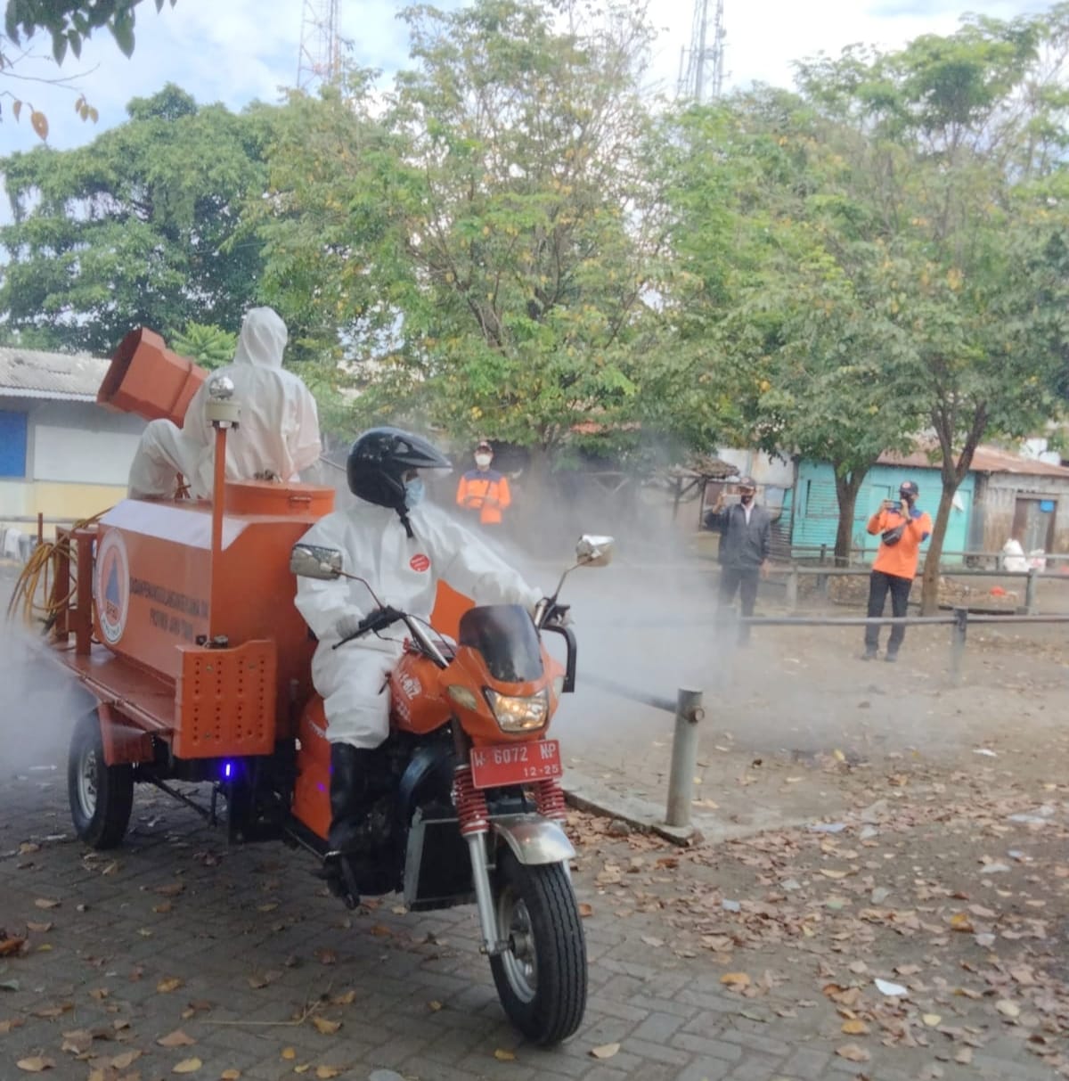 Cegah Penyebaran PMK, BPBD Jatim Semprot Disinfektan 3 Pasar Hewan di Pasuruan