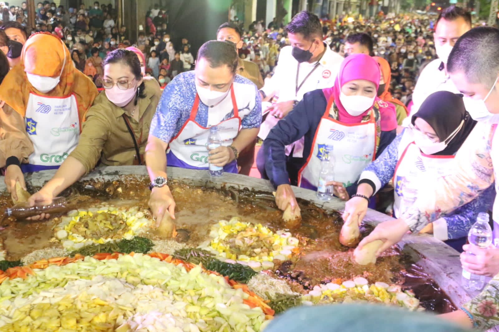Kemeriahan Festival Rujak Uleg HUT Surabaya Ke-729, Cingure Sapi Aman Rek...