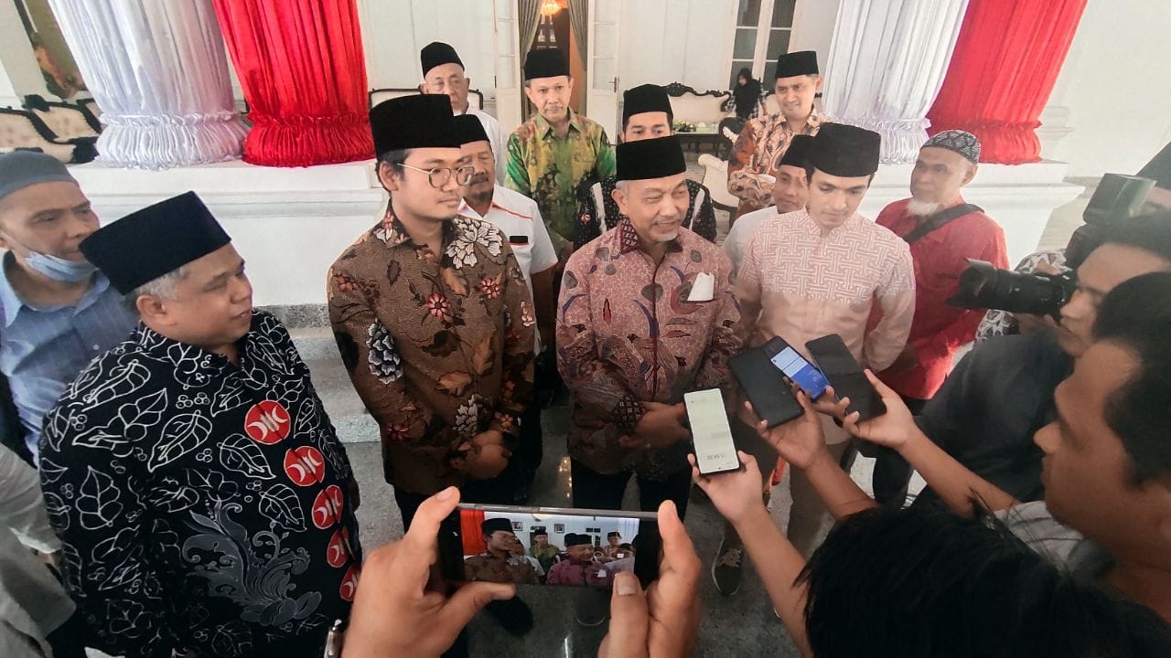 Presiden PKS Bertemu Bupati Bangkalan, Hanya Tukar Cinderamata