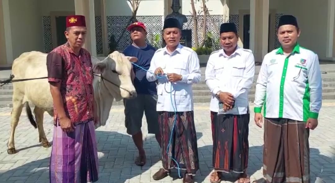 Gerindra Jatim Serahkan Kurban Sapi ke Ponpes Tebuireng dan Tambakberas