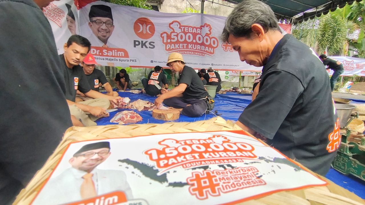 PKS Jatim Bagi 171 Ribu Paket Daging Kurban, Ini Pesan Dr Salim
