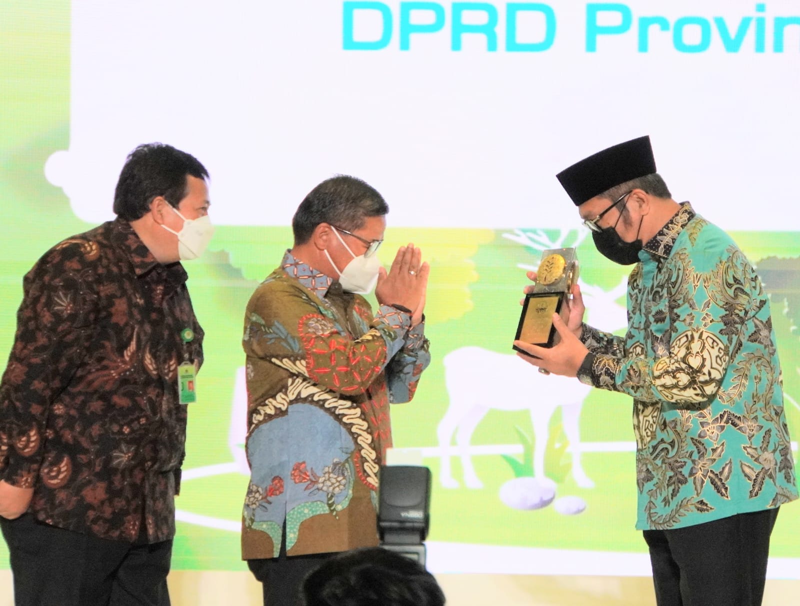 DPRD Jatim Raih Green Leadership Nirwasita Tantra, Ini Respons Sahat