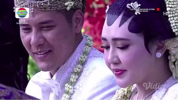 Via Vallen Menikah di Surabaya, Menangis Usai Ijab Kabul