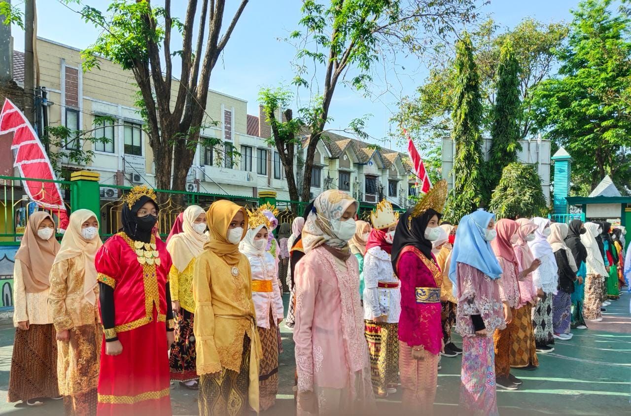 Peringatan HUT Kemerdekaan ke-77 RI di SMP Al Falah Deltasari Sidoarjo