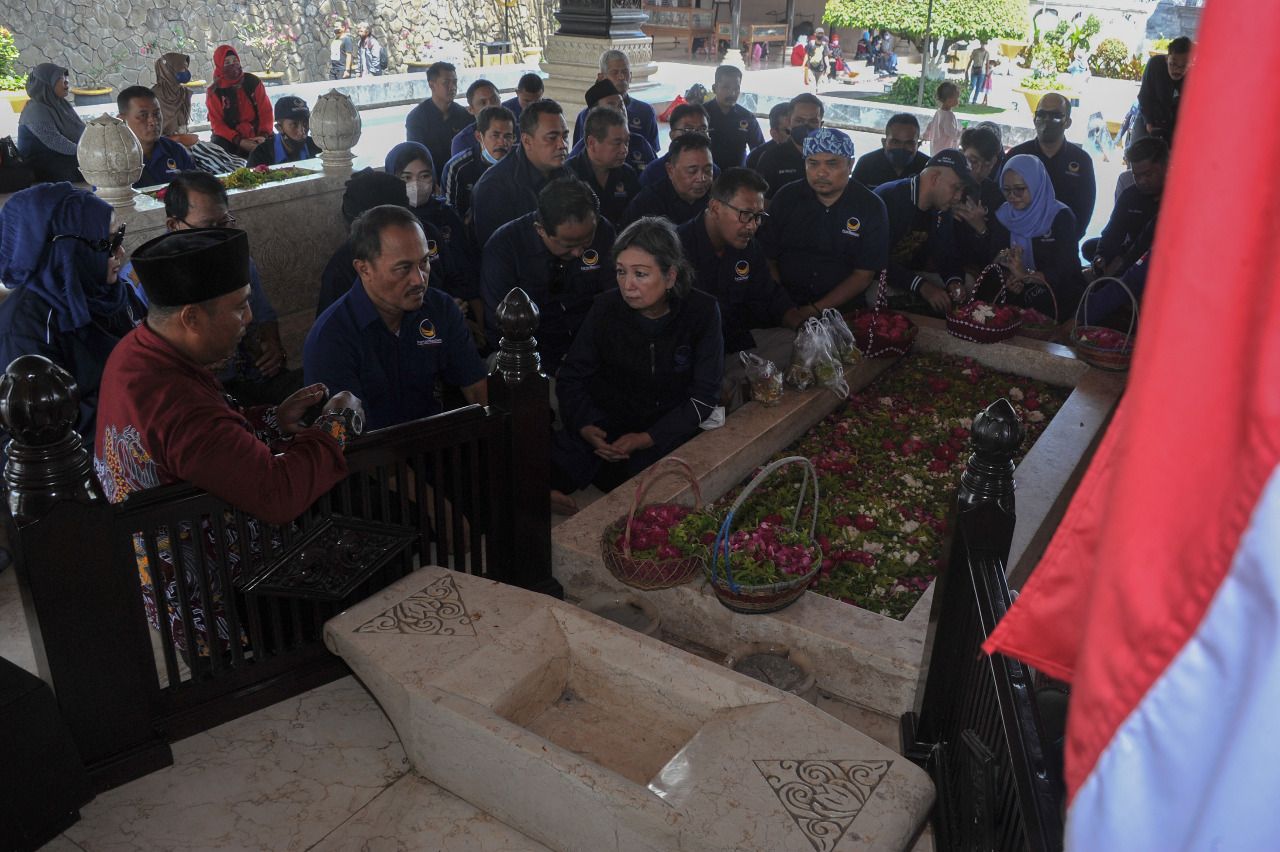 Peringati HUT RI Ke-77, NasDem Jatim Ziarah Makam Bung Karno di Blitar